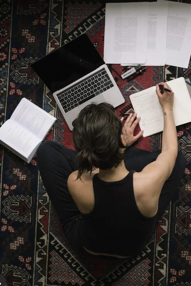 Freelance Hooop concentrata davanti allo schermo