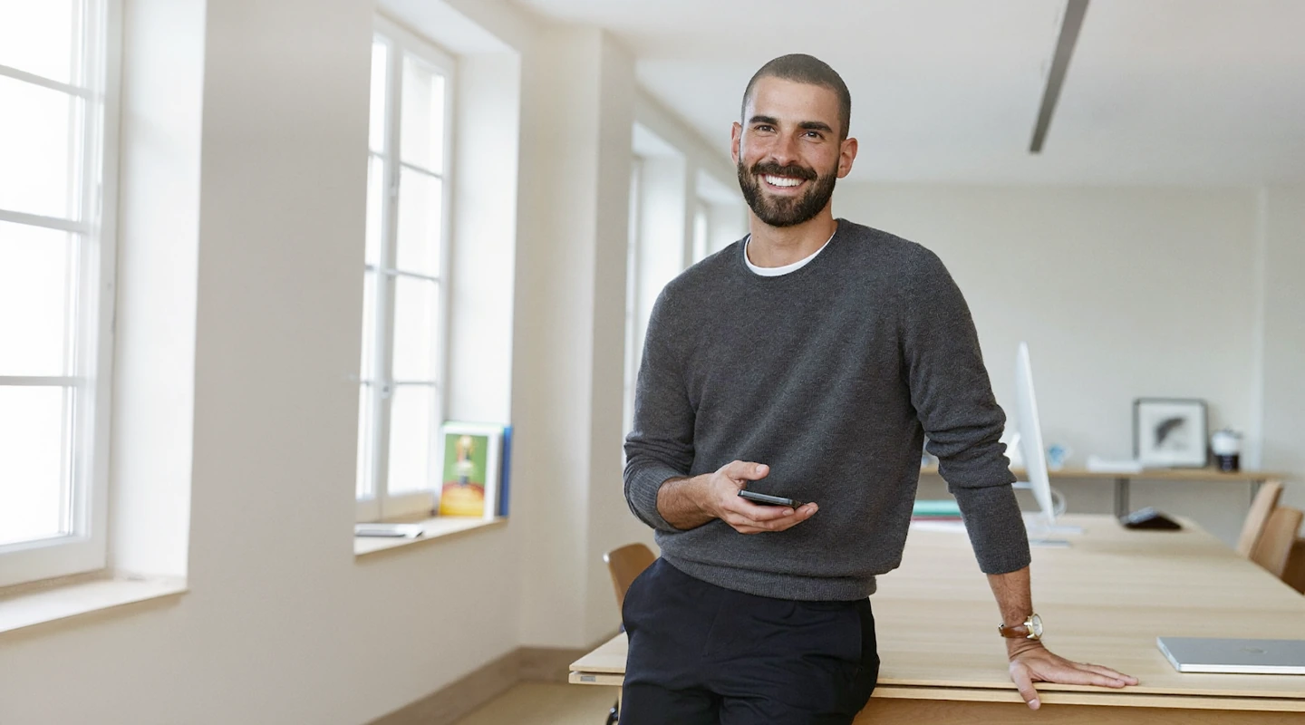 Professionista che usa lo smartphone