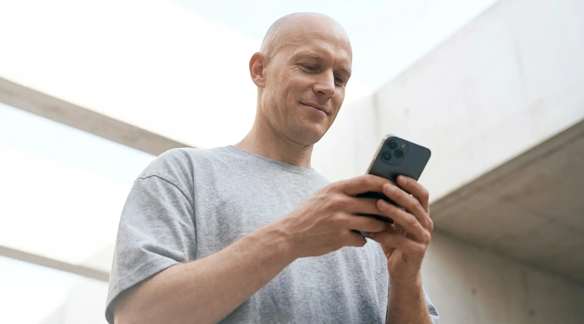 Professionista che usa lo smartphone
