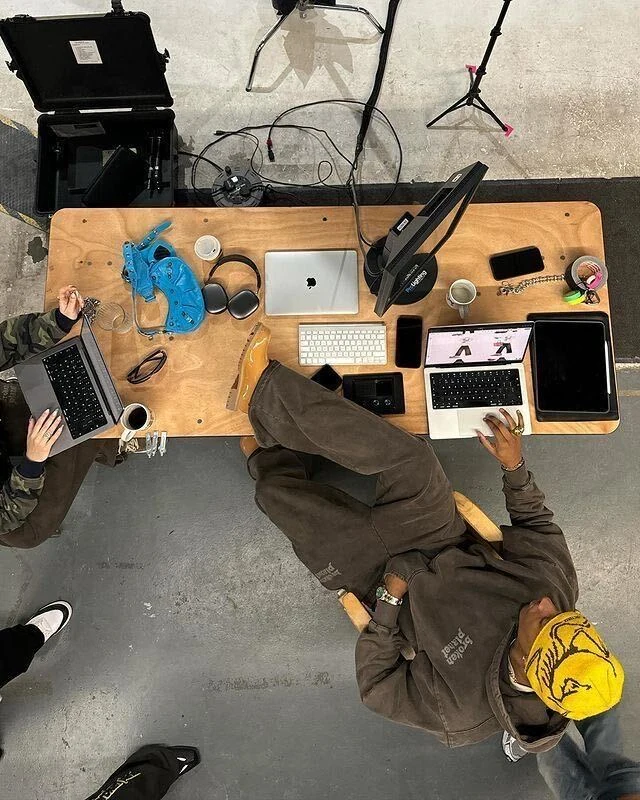 Freelance Hooop al computer mentre lavora a un progetto digitale