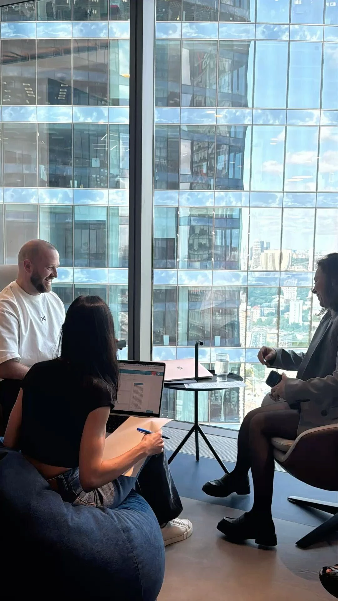 Team Hooop riunito attorno a un tavolo di lavoro